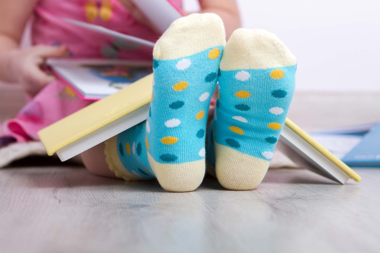 Kinderfüße mit Socken